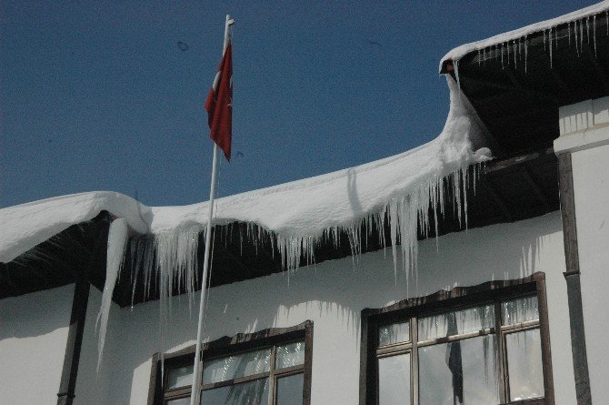 Çatıdan Sarkan Buzlar Tehlike Saçıyor