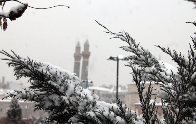 Sivas’ta kar yağışı ulaşımı etkiledi