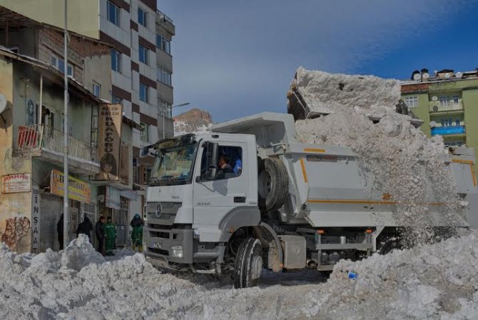 Belediye yaklaşık 6 bin ton karı kamyonla şehir dışına taşıdı