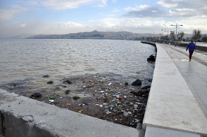 İzmir’de Yağmur Sonrası Deniz Çöplüğe Döndü