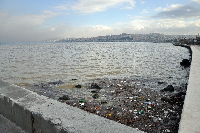 İzmir’de Yağmur Sonrası Deniz Çöplüğe Döndü