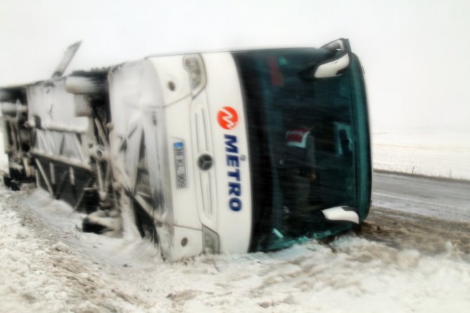 Kırşehir'de 2 otobüs daha devrildi: 4'ü ağır 50 yaralı