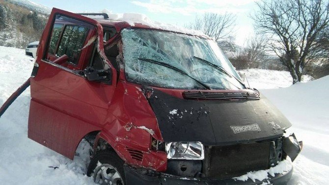Kar Küreme Aracı İle Minibüs Çarpıştı: 1 Yaralı