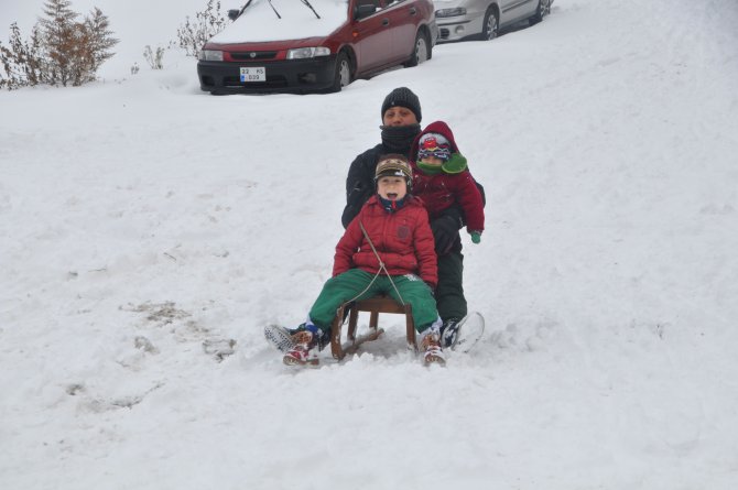 Tatili fırsat bilen çocuklar karda kayak keyfi yaptı