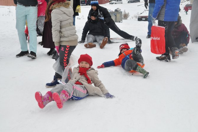 Tatili fırsat bilen çocuklar karda kayak keyfi yaptı