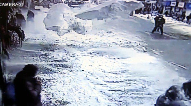 Caminin Çatısında Biriken Kar, Caddede Yürüyenlerin Üzerine Düştü
