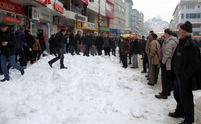 Caminin Çatısında Biriken Kar, Caddede Yürüyenlerin Üzerine Düştü