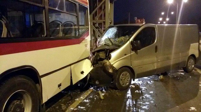 Panelvan Minibüs Park Halindeki Otobüse Çarptı: 3 Yaralı