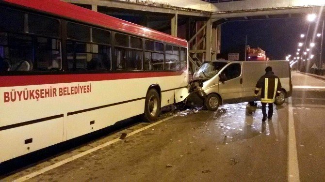 Panelvan Minibüs Park Halindeki Otobüse Çarptı: 3 Yaralı