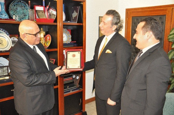 Gençler Tarafından Yılın Rektörü Seçilen Prof. Dr. Ümit Hassan Ödülünü Aldı