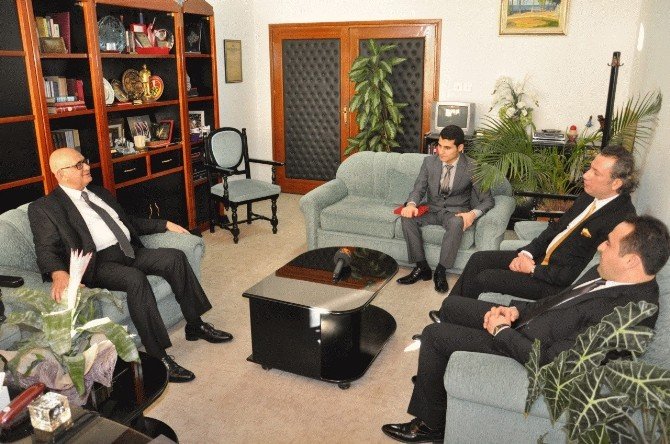 Gençler Tarafından Yılın Rektörü Seçilen Prof. Dr. Ümit Hassan Ödülünü Aldı