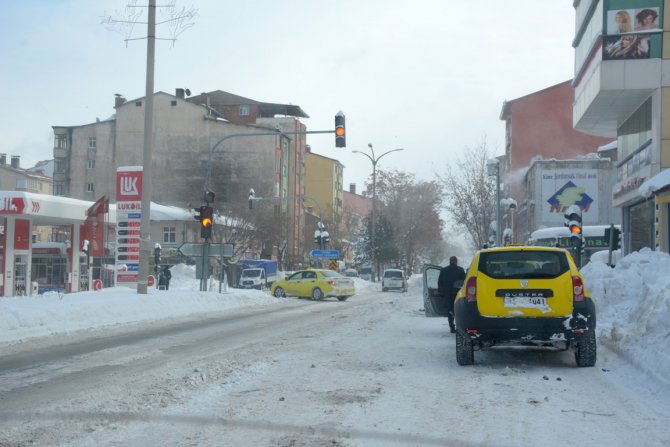 Tatvan’da kar durdu, karla mücadele başladı