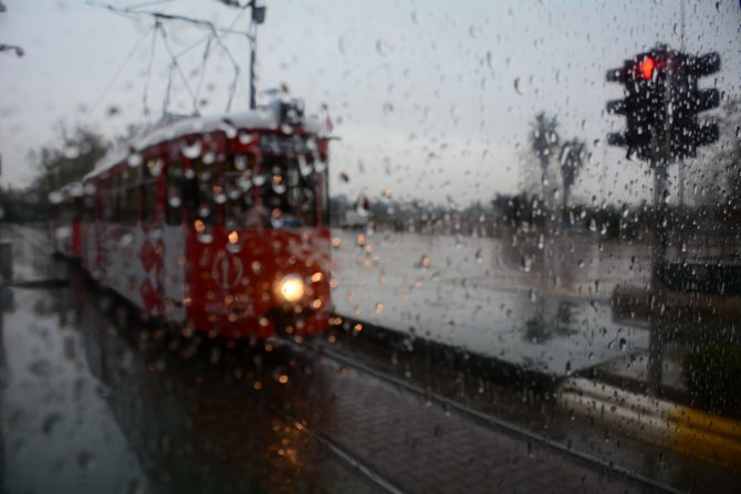 Antalya'da yağmur etkili oluyor