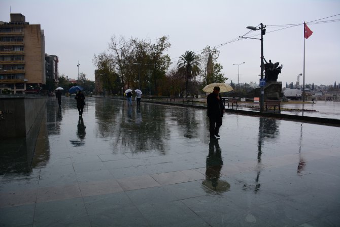 Antalya'da yağmur etkili oluyor