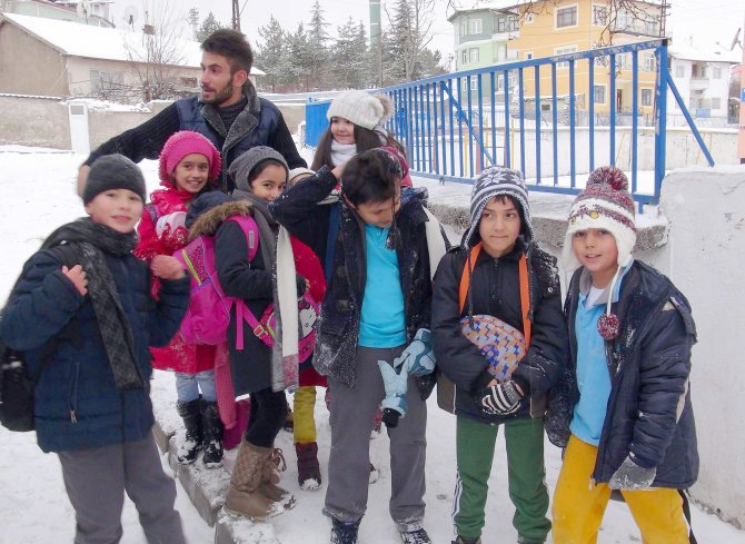 Yozgat’ta öğrenciler kar tatilini okullarına gidince öğrendi