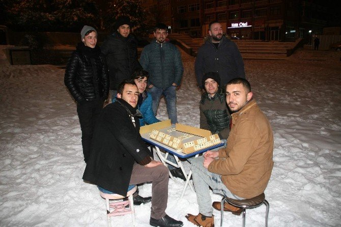 Yozgat’ta Gençler Kar Üzerinde Okey Oynayıp Eğlendi