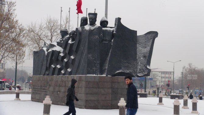 Gaziantep'te kar yağışı başladı, şehir beyaza büründü