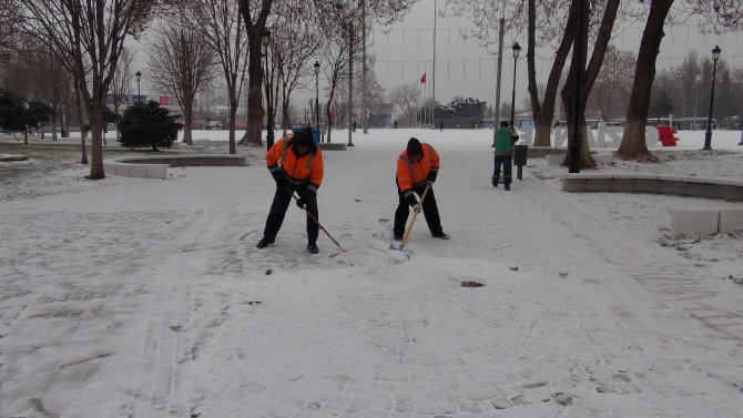 Gaziantep'te kar yağışı başladı, şehir beyaza büründü