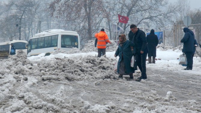 Kar yağışına gerekli önlemler alınmayınca vatandaş çileden çıktı