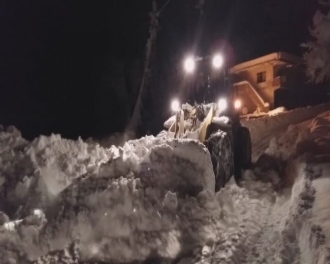Köylerdeki kar Doğubayazıt'ı aratmadı, hastalar 9 saatte kurtarıldı