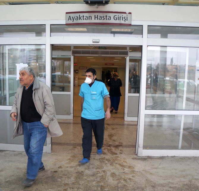 Adana'da sağlık ekipleri domuz gribinden maske ile korunmaya çalışıyor