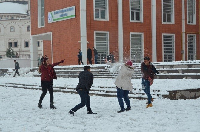 Öğrencilerin Kar Sevinci