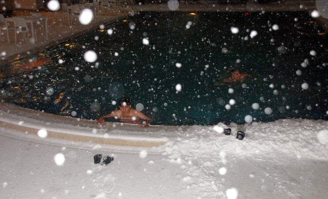 Lapa Lapa Kar Ve Dondurucu Soğukta Havuza Sefası