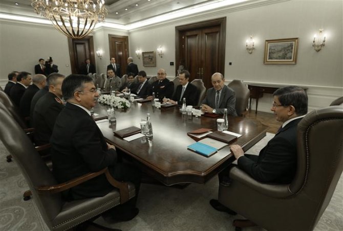 Başbakan Davutoğlu, Fransa Savunma Bakanı Le Drian ile görüştü