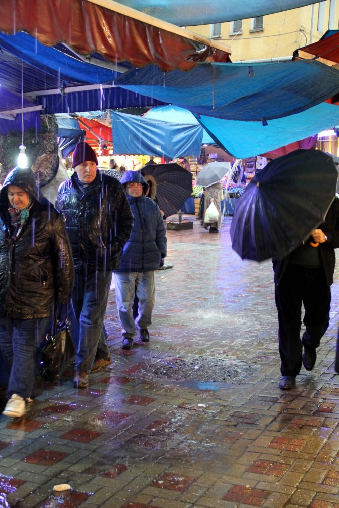 Bursa’da kar ve lodosun ardından yağmur etkili oluyor