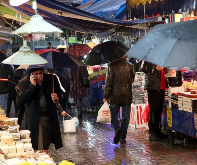 Bursa’da kar ve lodosun ardından yağmur etkili oluyor