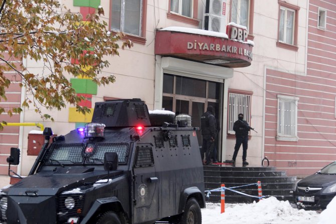 DBP'nin Diyarbakır ve Muş binalarına polis baskın yaptı