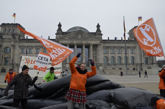 Alman Meclisi önünde dev ahtapotla eylem