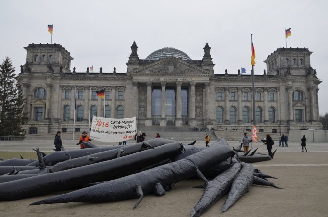 Alman Meclisi önünde dev ahtapotla eylem