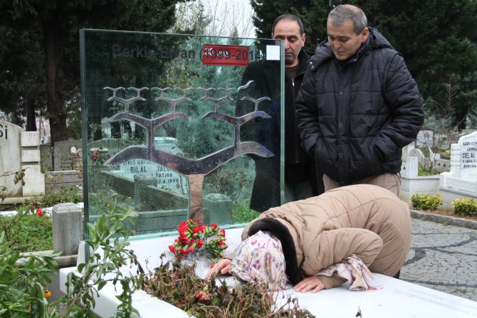 Berkin Elvan’ın doğum gününde mezarına karanfil bırakıldı