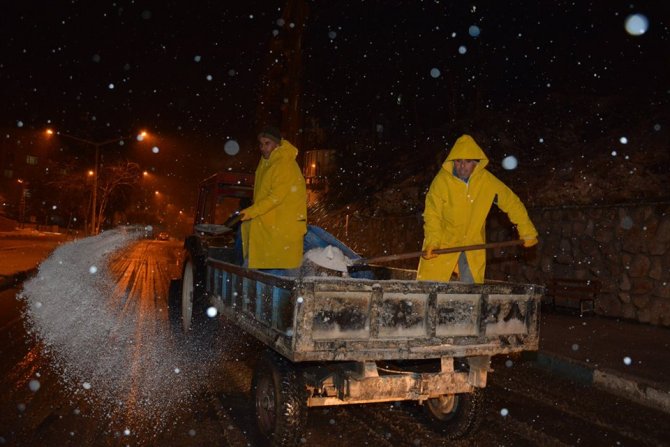 Kırıkhan'da kar nedeniyle okullar tatil edildi