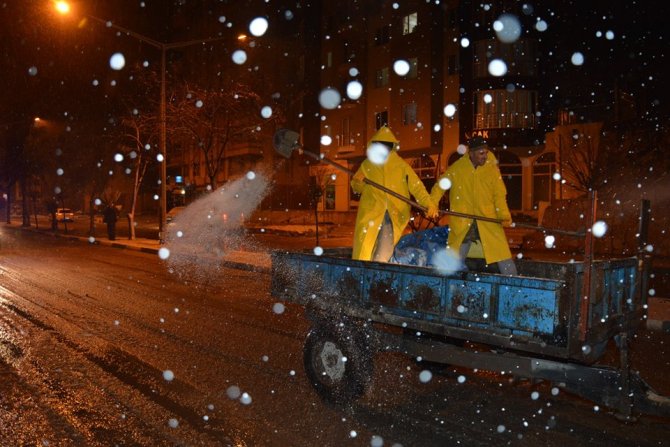 Kırıkhan'da kar nedeniyle okullar tatil edildi
