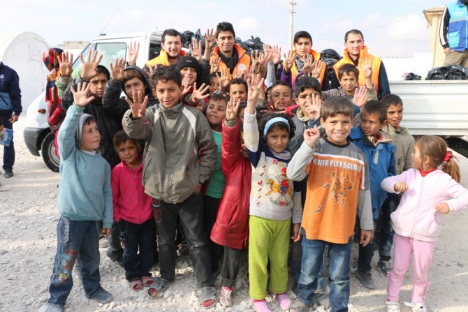 Suriyeliler yardımlar ile ısınıyor