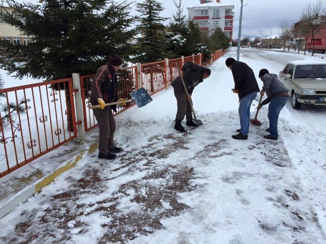Kaymaklı Belediye Ekipleri Kar Temizleme Çalışmalarında Bulundu