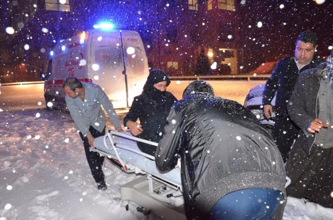 Kar, Şanlıurfa’da ulaşımı felç etti hastalar yolda kaldı