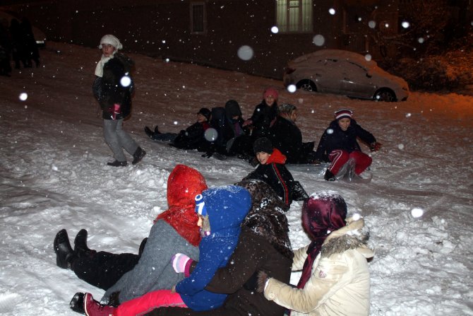 Sivas'ta kadınlar, kar yağışının tadını kayarak çıkardı
