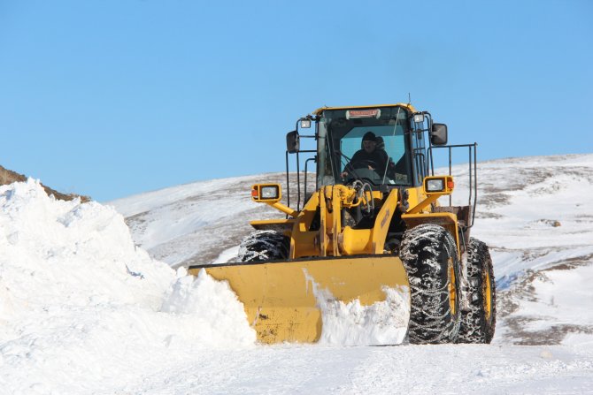 Kar yağışı Sivas’ta kara ve hava ulaşımını aksattı