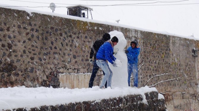 Kar yağışı ulaşımı güçleştiriken, vatandaşlar karın keyfini çıkardı