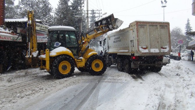 Kar yağışı ulaşımı güçleştiriken, vatandaşlar karın keyfini çıkardı