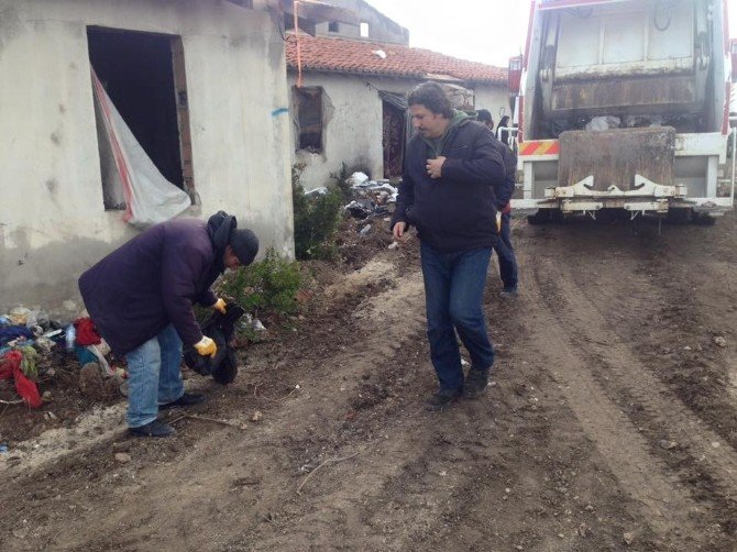 Çeşme’de Sığınmacıların Yaşadığı Alanlar Çöp Yuvasını Döndü