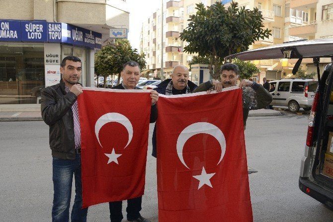 Yenişehir Belediyesi Bayrak Dağıttı