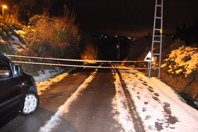 Zonguldak'ta heyelan yolu böyle kapattı