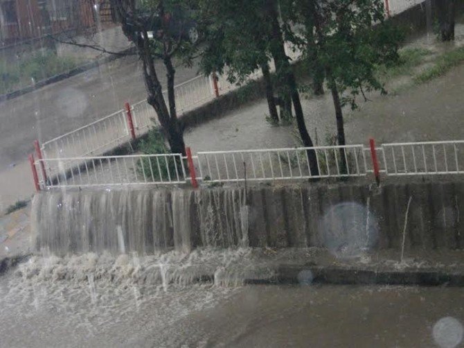 Ankara’nın Polatlı İlçesinde Sağanak Yağış, Sele Dönüştü