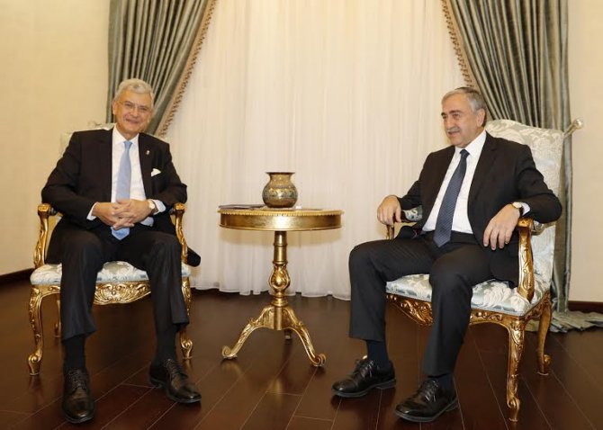 AB Bakanı Bozkır, Cumhurbaşkanı Akıncı'yı ziyaret etti