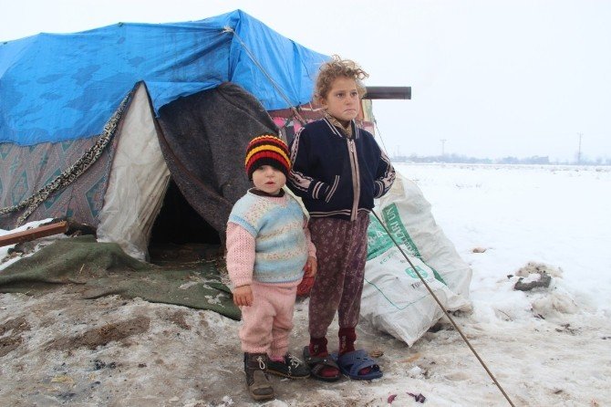 Çadırda Yaşayan Suriyeli Ailelere Giyim Ve Yakacak Yardımı Yapıldı