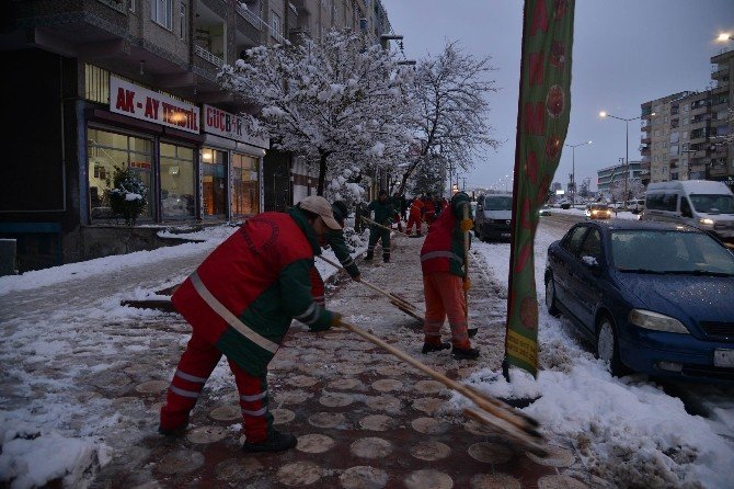 Diyarbakır Büyükşehir Belediyesi, Kar Temizleme Çalışmalarına Devam Ediyor